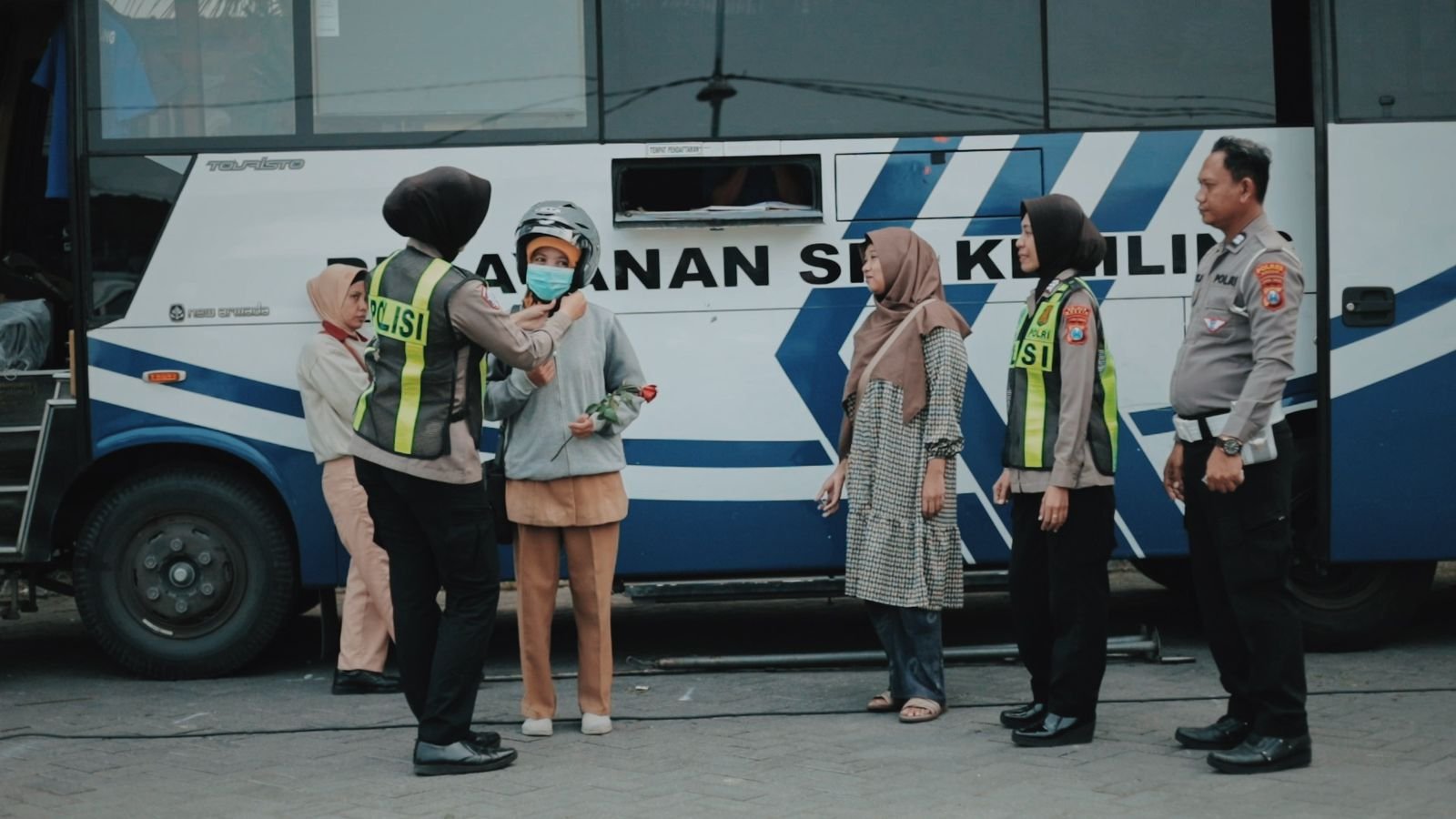 Peringati Hari Kartini, Srikandi Satlantas Polres Gresik Bagi Mawar dan Helm untuk Pemohon SIM Perempuan