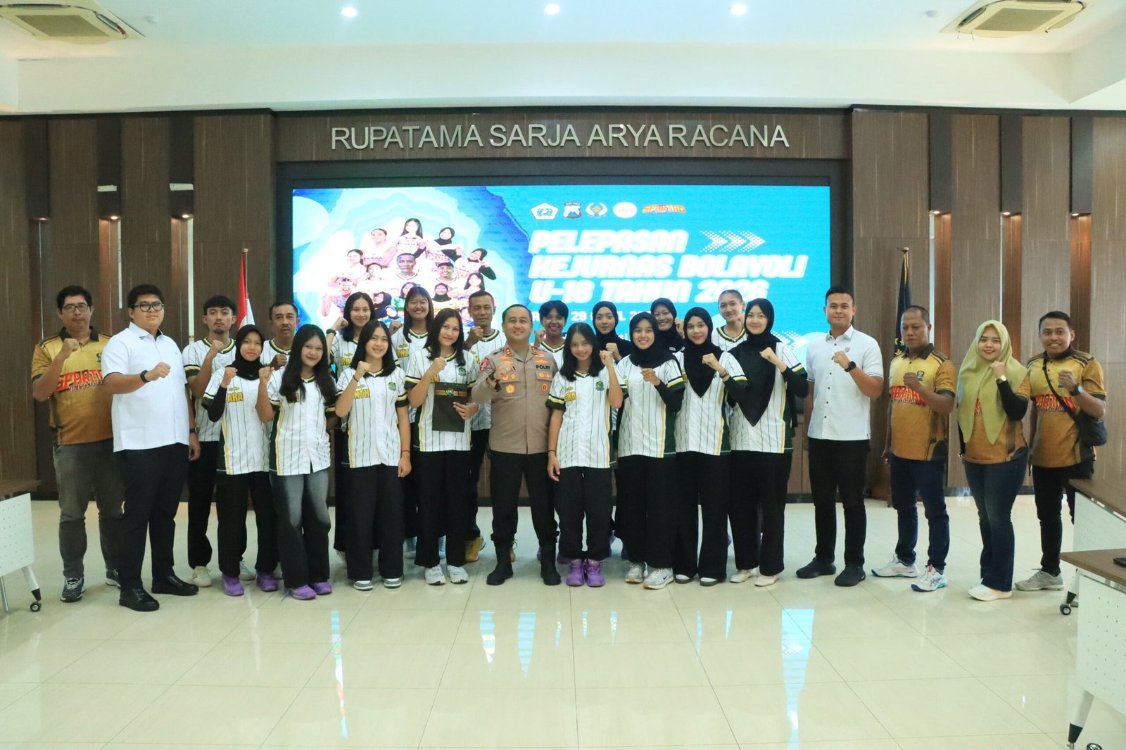 Kapolres Gresik Berangkatkan Atlet PBVSI Gresik ke Kejurnas Bolavoli U-18 2026