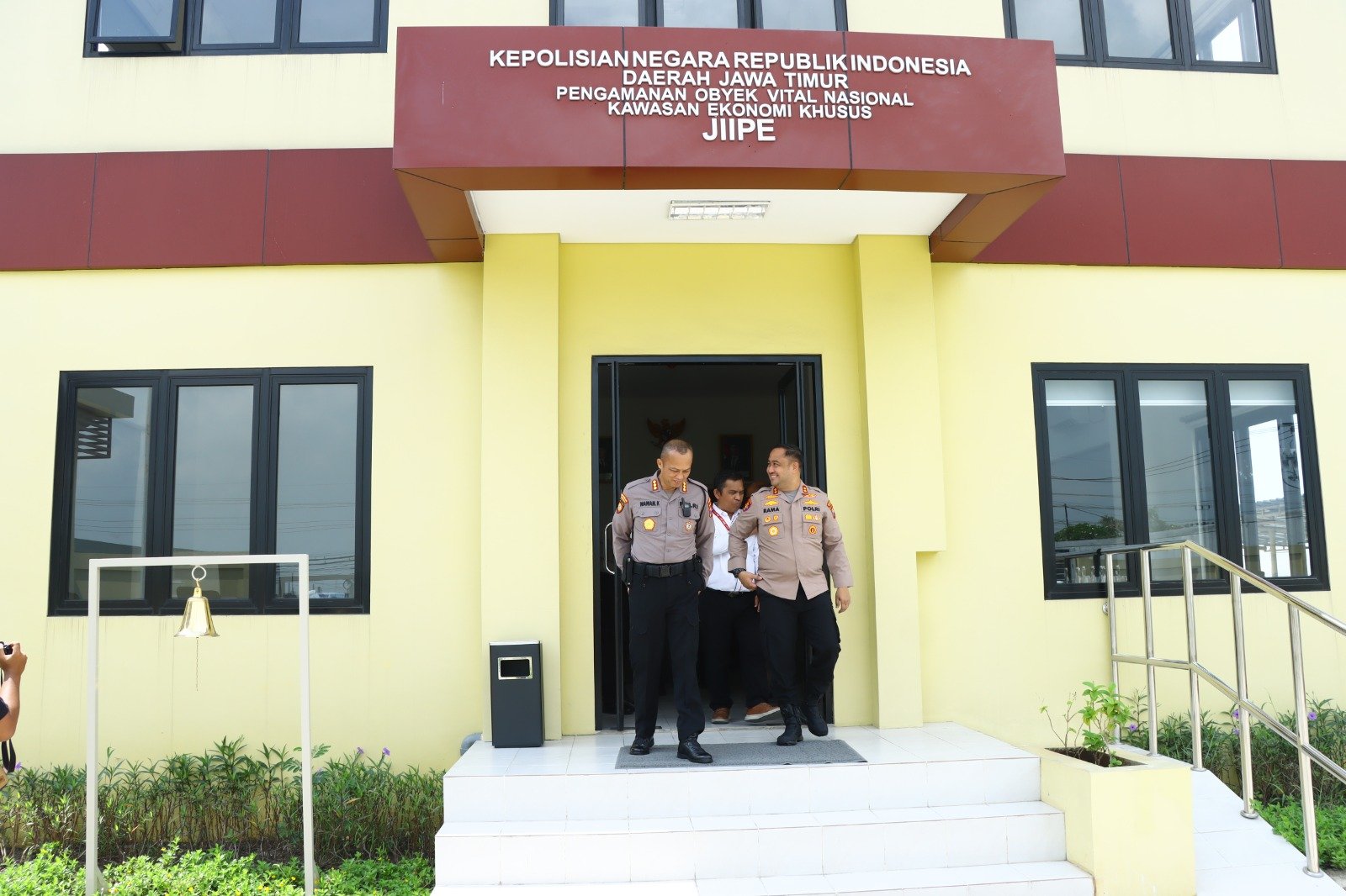 Perkuat Keamanan Obvitnas, JIIPE Serahkan Kantor Kepolisian Khusus Kawasan