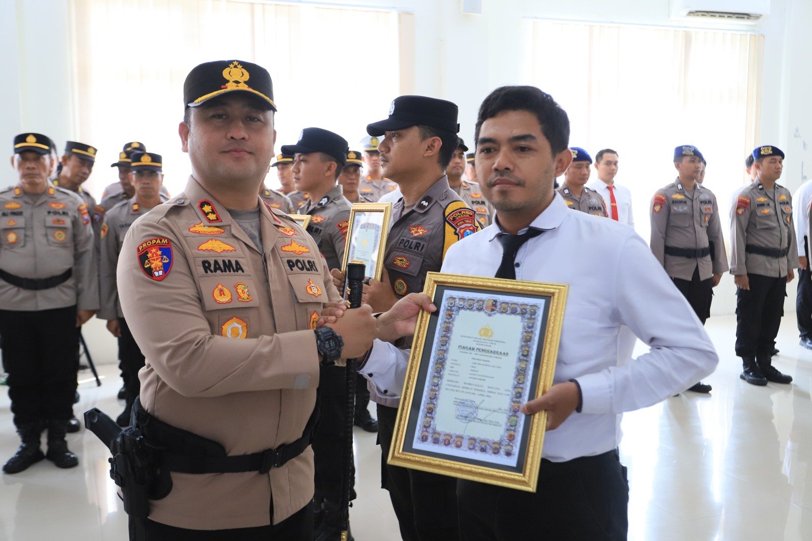 Kapolres Gresik Beri Reward Personel Berprestasi, Dorong Semangat Pengabdian dan Pelayanan