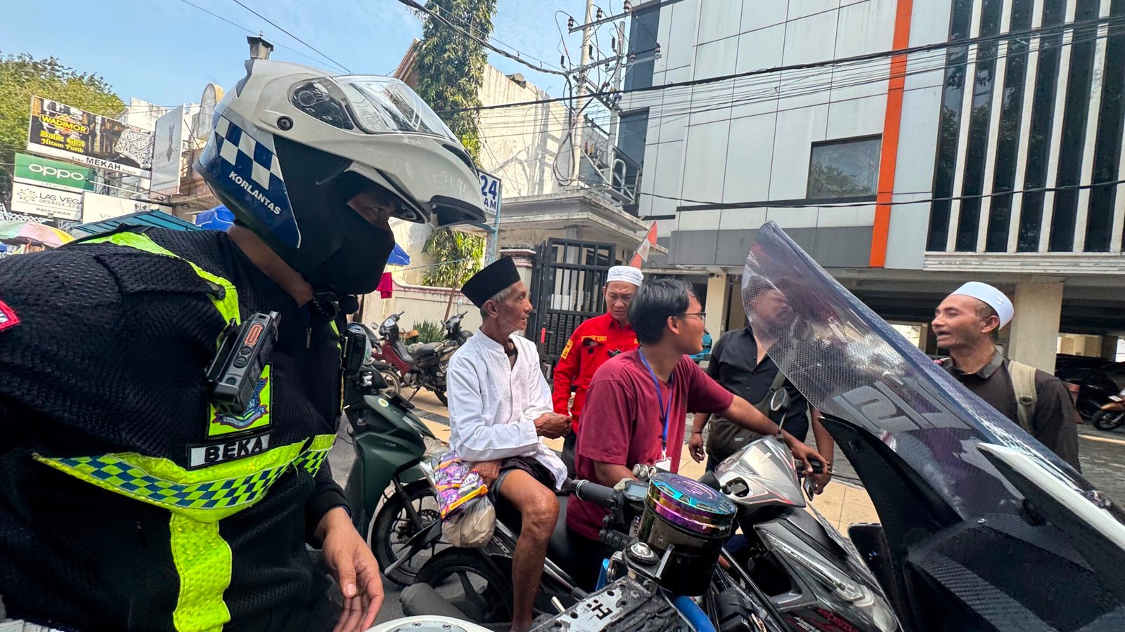 Terpisah dari Rombongan Haul, Lansia 90 Tahun Asal Mojokerto Berhasil Dipertemukan Kembali Bertemu Keluarga oleh Polres Gresik