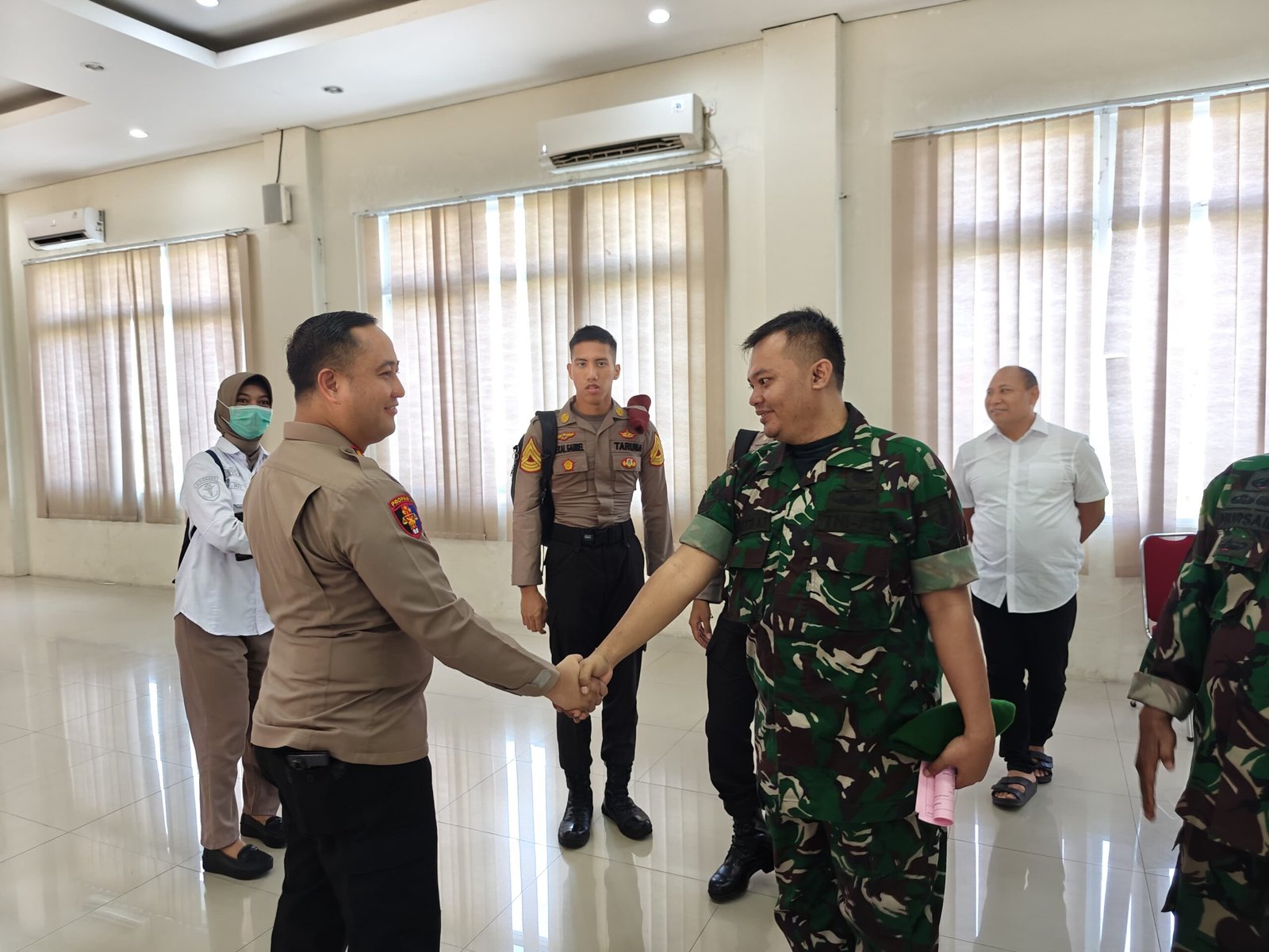 Sambut HUT Bhayangkara ke-80, Polres Gresik Bersama Kodim 0817 Gelar Aksi Sosial Donor Darah