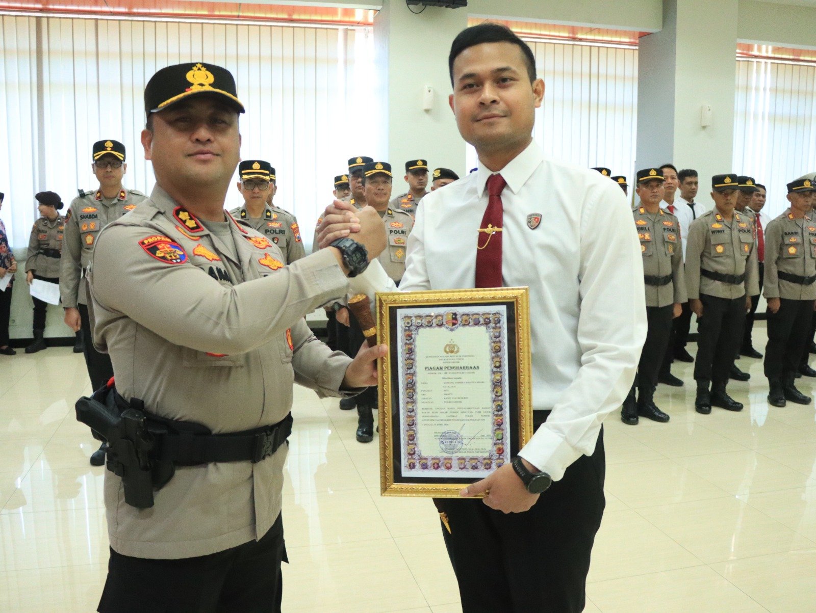 Kapolres Gresik Beri Penghargaan kepada 27 Personel Berprestasi, Pengungkap BBM Ilegal hingga Narkoba