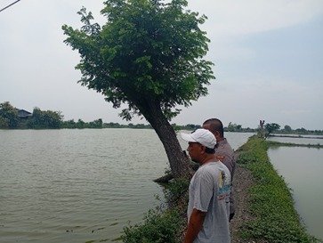 Polri Kawal Ketahanan Pangan, Polsek Duduksampeyan Monitoring Tambak Ikan di Desa Pandanan