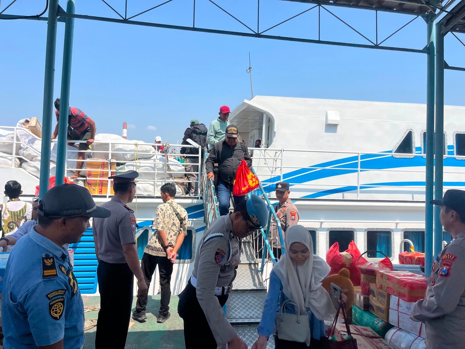 Enam Hari Terkendala Cuaca Buruk, Polsek Kawasan Pelabuhan Gresik Kawal Kedatangan 247 Penumpang KM E.B 6F dari Bawean