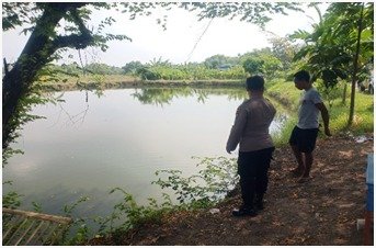 Polri Hadir Dukung Ketahanan Pangan, Polsek Kedamean Tinjau Budidaya Ikan di Waduk Menunggal
