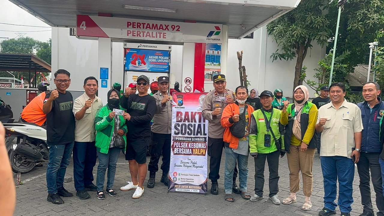 Senyum Ojol Gresik Saat Dapat BBM Gratis, Polsek Kebomas dan YALPK Group Gelar Bakti Sosial