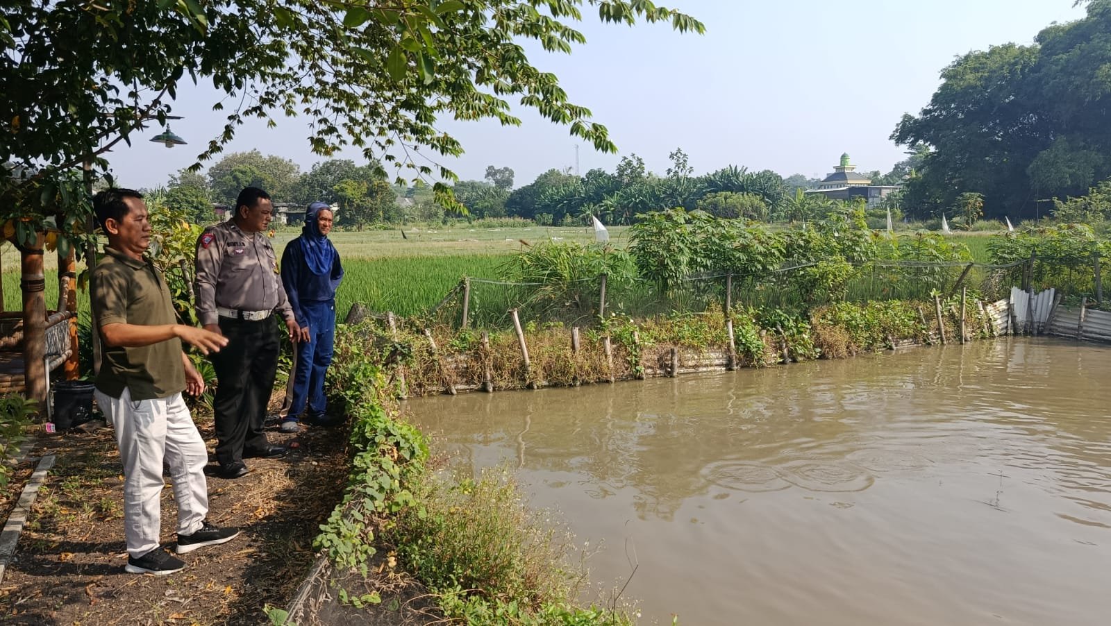 Polri Hadir Dukung Ketahanan Pangan, Polsek Driyorejo Pantau Ikan Nila