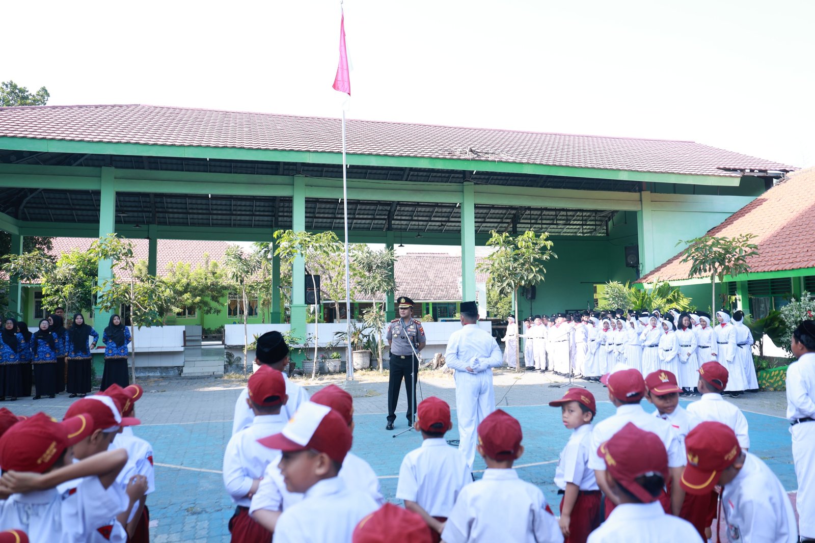 Polisi bersama Masyarakat, Kapolres Gresik Sambangi Siswa SD Negeri 6 Gresik